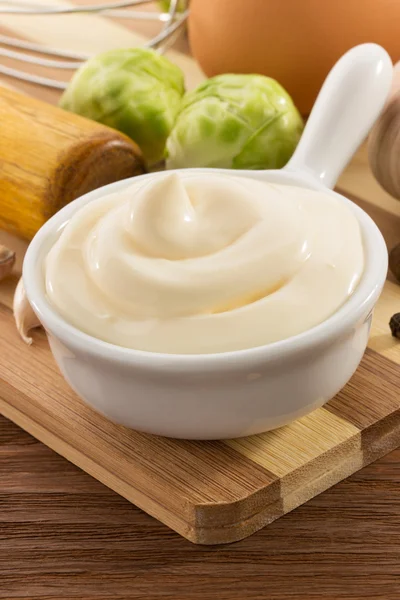 Mayonnaise-Sauce in Schüssel auf Weiß — Stockfoto