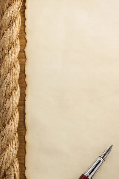 Seile und altes uraltes Papier auf Holz — Stockfoto
