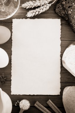 ahşap üzerine taze ekmek 