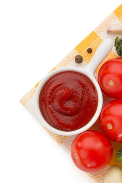 Tomatensauce in Schüssel auf weiß — Stockfoto