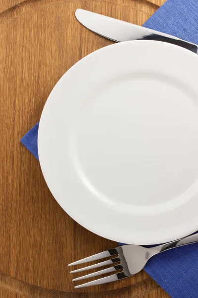 盘，刀，叉在切菜板 — 图库照片
