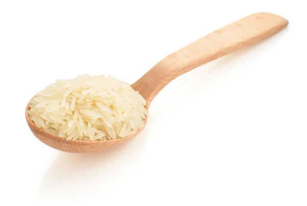 Рис в деревянной ложке — стоковое фото