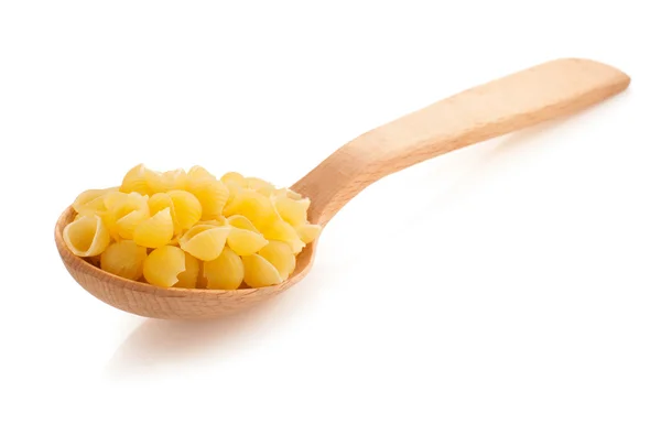 Ruwe pasta in lepel op wit — Stockfoto