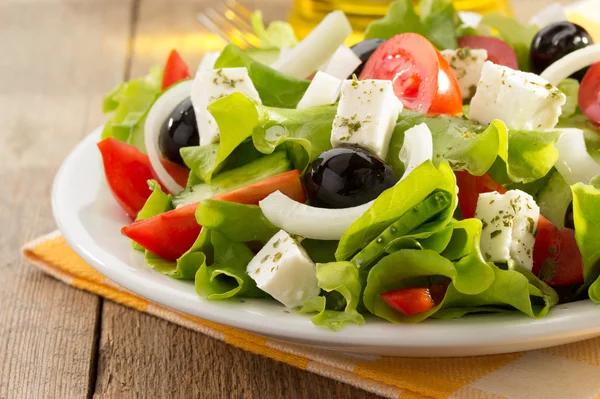 Insalata greca in piatto — Foto Stock