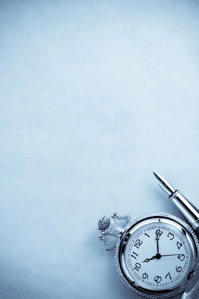 Ink pen and old clock — Stock Photo, Image