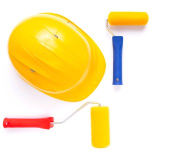 Boya silindiri ve başlık beyaz arka planda izole edilmiş. Ev dekorasyonu için gerekli aletli miğfer