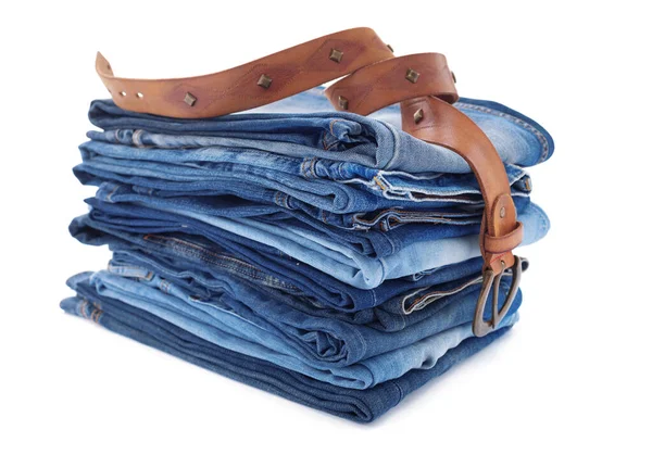 Denim Jeans Leren Riem Geïsoleerd Witte Achtergrond Stapel Van Jean — Stockfoto