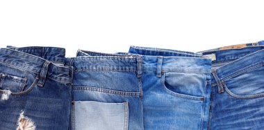 Beyaz arka planda, cebi izole edilmiş mavi kot pantolon. Kot yığını.