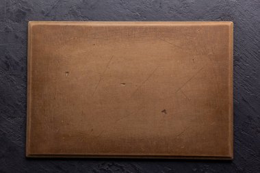 Ahşap bir isim levhası ya da duvardaki levha. İsim plakasının ön görünümü