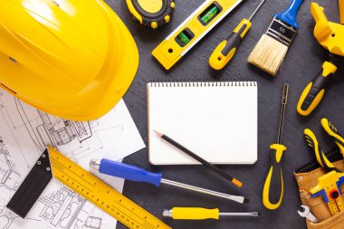 İnşaat araçları siyah arkaplanda. Ev yenileme veya mühendis konsepti aracı