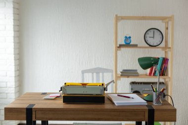 Ahşap masa masasında eski bir daktilo. Yazar ya da senarist yaratıcı kavram