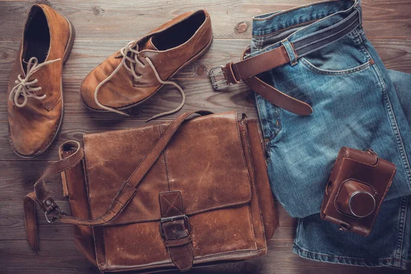 Denim Jeans Oude Laarzen Met Leren Tas Aan Houten Tafel — Stockfoto