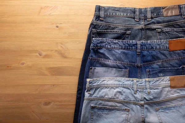 Blue Jeans Jeans Jeans Auf Holztisch Jeans Haufen Bei Hölzernen — Stockfoto