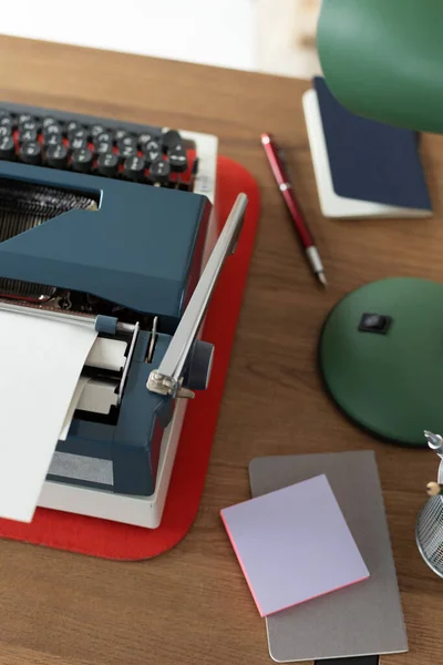 Vintage Old Typewriter Wooden Desk Table Writer Screenwriter Creative Concept — Stock Photo, Image