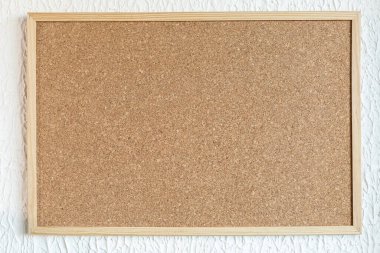 Beyaz boyalı duvar arka planında mantar tahtası ya da mantar.