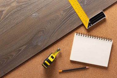 Ahşap kaplama ve zemin arkaplan dokusunda aletler. Tahta kaplama üst görünüm