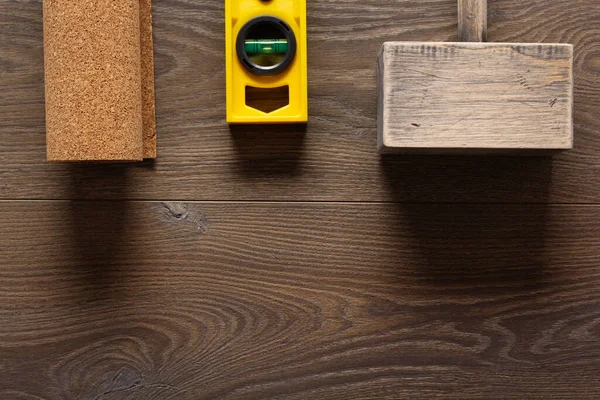 木片地板和工具背景纹理 木制层压板顶部视图 — 图库照片