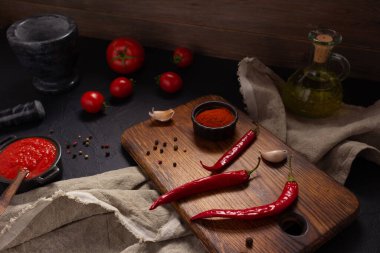 Masada ev yapımı yemek yapmak için biber ve domates sosu malzemesi. Mutfakta tarif kavramı