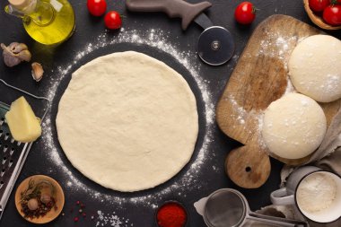Pizza ev yapımı yemek ya da masada pişirme. Hamur pizzası arka planda. Mutfakta tarif kavramı