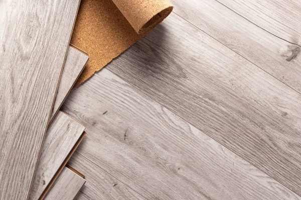 层压木地板和软木塞背景纹理 带复制空间的木制层压板地板和软木塞 — 图库照片