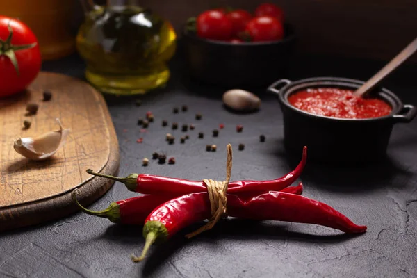 Chili Pfeffer Und Tomatensauce Zutat Für Die Hausgemachte Küche Auf — Stockfoto