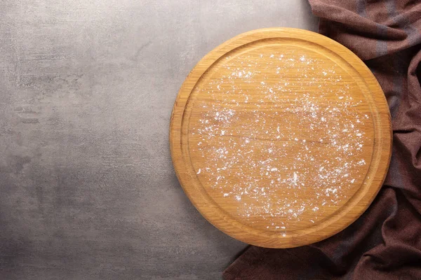 Schneidebrett Und Verstreutes Mehlpulver Tisch Mit Steinhintergrund Pizzaschachtel Aus Holz — Stockfoto