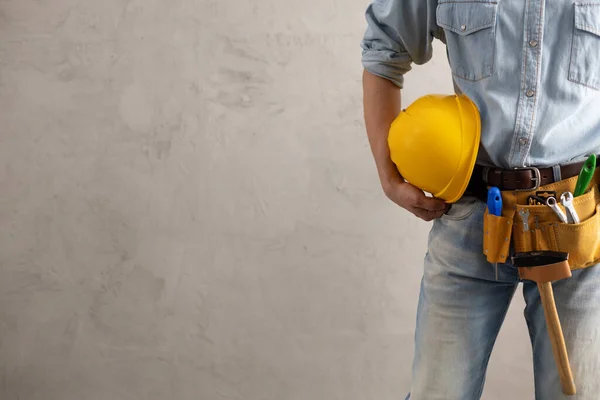 Werknemer Met Bouwhelm Gereedschap Buurt Van Beton Cement Muur Mannelijke — Stockfoto