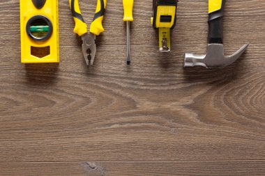 Ahşap kaplama zemin dokusunda inşaat aletleri. Tahta kaplama üst görünüm