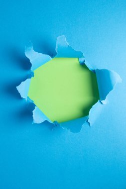 Arka plan dokusu olarak renkli yırtık kağıt. Mavi soyut kağıt