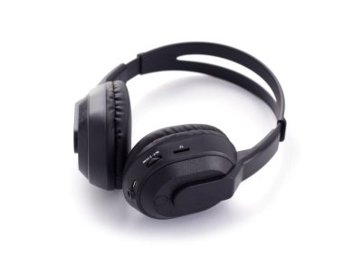 Kablosuz kulaklıklar beyaz arkaplanda izole edildi