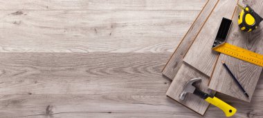 Ahşap kaplama ve zemin arkaplan dokusunda aletler. Tahta kaplama üst görünüm