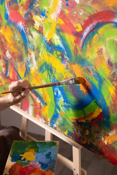 Artista Trabalhar Pintura Pintor Mão Escova Estúdio Criativo Como Conceito — Fotografia de Stock