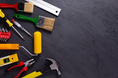 Siyah arkaplanda inşaat araçları. İnşaat konsepti