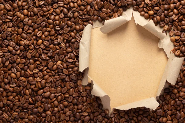 Kaffebönor Trasigt Förpackningspapper Kaffebönor Backround Med Kopieringsutrymme — Stockfoto