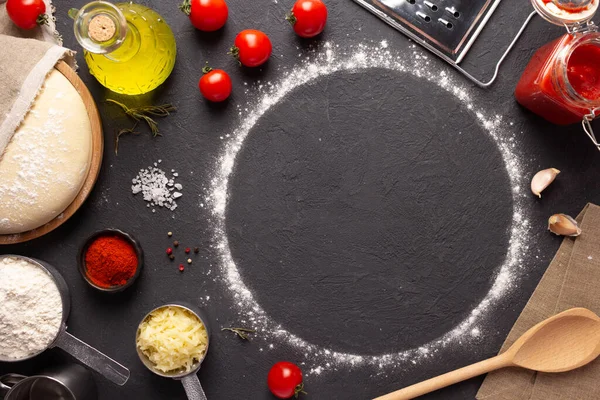 Hemlagad Pizza Och Mjöl Med Ingredienser Vid Bordet Deg För — Stockfoto