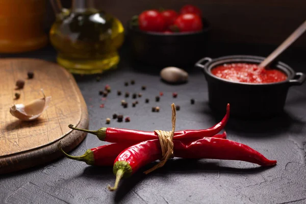 Chili Pfeffer Und Tomatensauce Zutat Für Die Hausgemachte Küche Auf — Stockfoto