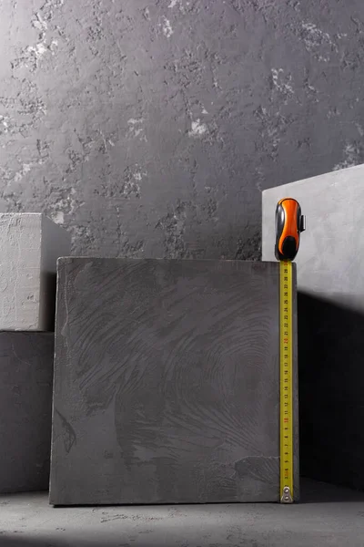 抽象的な背景のテクスチャ上のレンガでのコンクリートキューブとテープ測定 美術又は建築の概念 — ストック写真