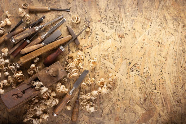 平面接合大工や接合ツールや木の削り出し 木製のテーブルの上の木工ツール 大工工房 — ストック写真