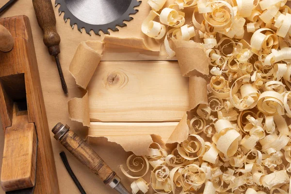 Holzbearbeitende Tischler Meißeln Werkzeug Und Holzspäne Isoliert Auf Weißem Hintergrund — Stockfoto