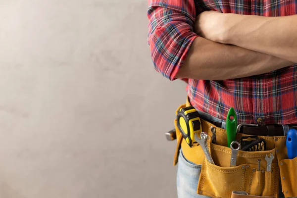 Worker Man Tool Belt Concrete Cement Wall Male Hand Tools — Stock Photo, Image