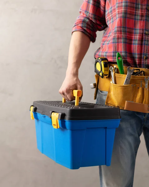 Arbeiter Mit Einem Werkzeugkasten Der Nähe Von Beton Oder Zementwänden — Stockfoto