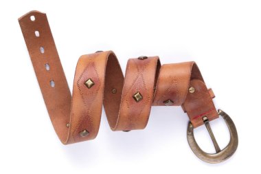 Beyaz arka planda izole edilmiş kahverengi deri kemer. Tokalı eski püskü bir kemer.