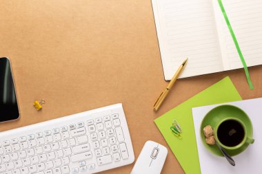 İşyeri düz konsept. Masa arkasındaki bilgisayar klavyesi ve fare