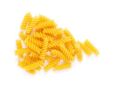 Fusilli makarnası beyaz arka planda izole edilmiş. Çiğ makarna fusilli İtalyan yemeği.