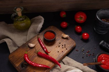 Masada ev yapımı yemek yapmak için biber ve domates sosu malzemesi. Mutfakta tarif kavramı