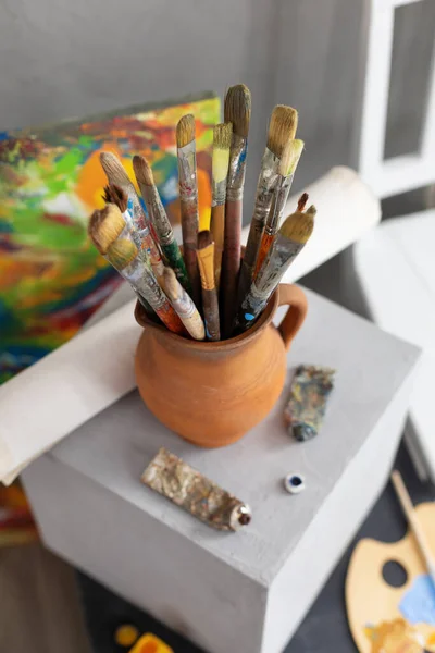 在泥缸中的油漆刷和立方体背景纹理的艺术油漆工具 绘画用的画笔 作为艺术的绘画 静物画 抽象艺术概念 — 图库照片