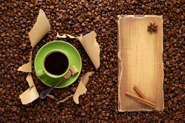 Καφέ Και Φασόλια Σκισμένο Χαρτί Καφές Εσπρέσο Φόντο Φασολιού — Φωτογραφία Αρχείου