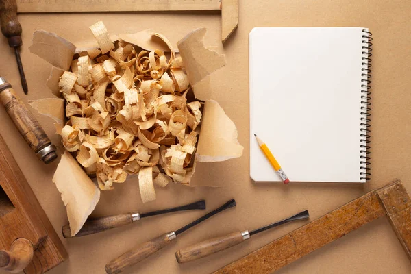 Holzbearbeitender Tischler Meißelt Werkzeug Und Holzspäne Vor Papierhintergrund Meißel Als — Stockfoto