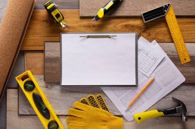 Ahşap kaplama ve mantar, çimento zemin arka plan dokusunda. Tahta kaplama üst görünüm