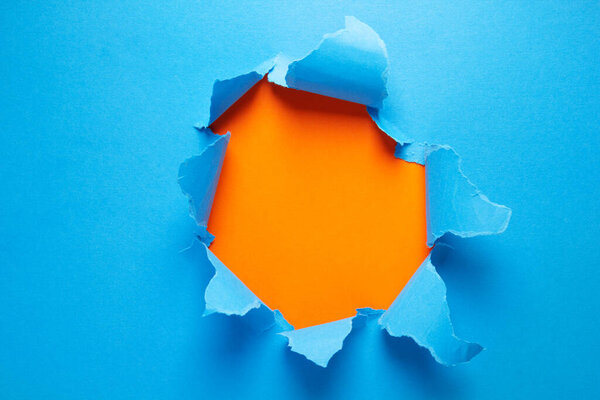 Красочная рваная бумага в качестве фоновой текстуры. Синяя абстракция